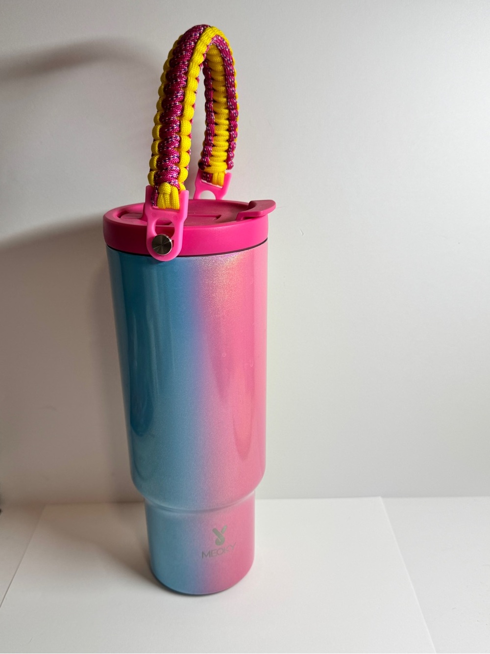 Meoky Ombre Pink & Blue Travel Tumbler with Bright Handle